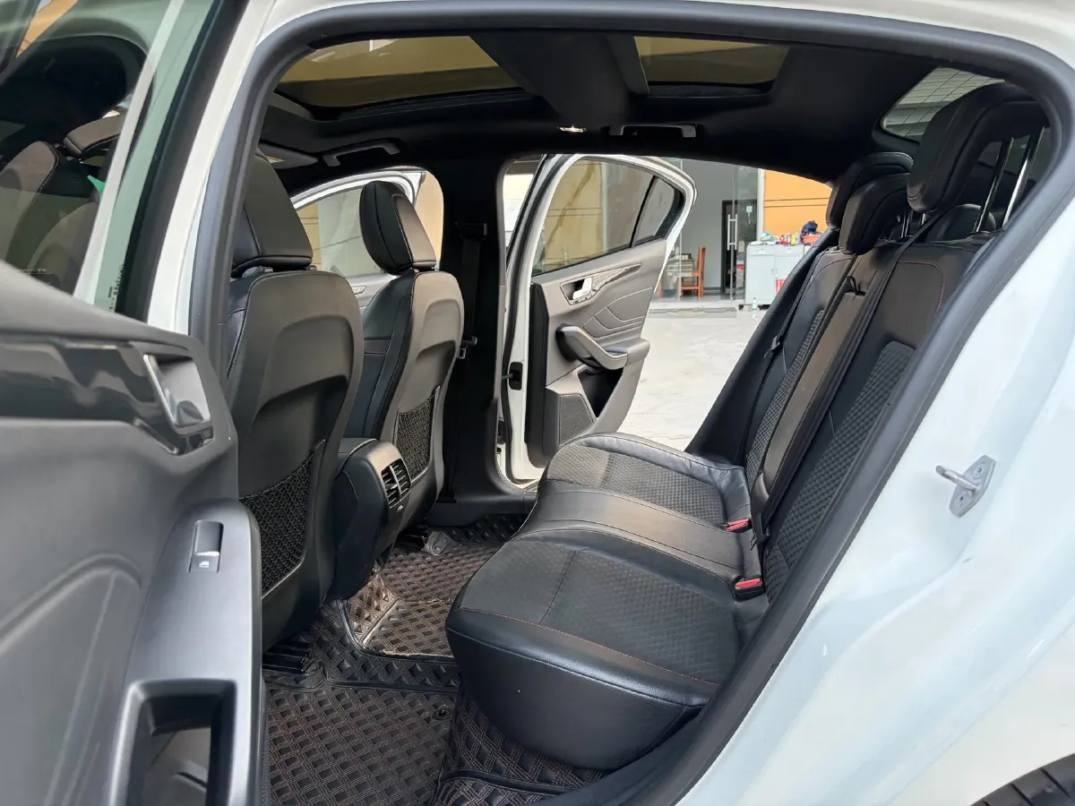 2020 Ford Focus 1.5T 174HP L3 8AT,autocango,china used car exporter,china ev exporter,chinese used car exporter,chinese used ev exporter