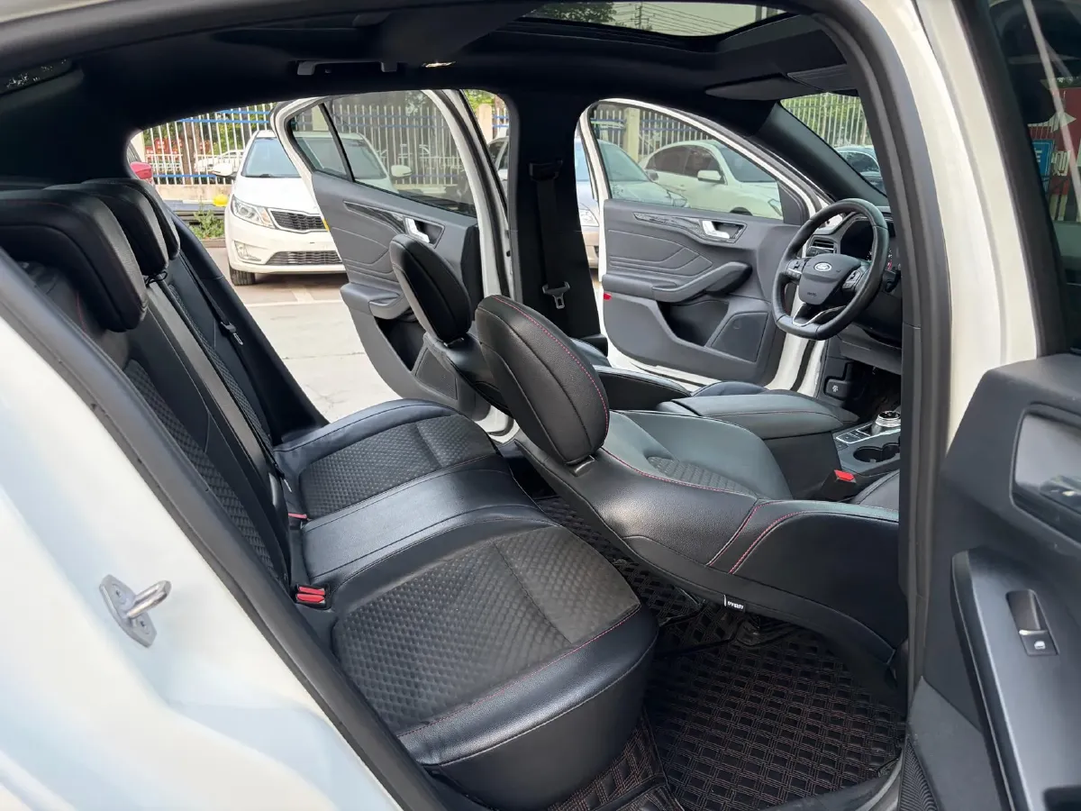 2020 Ford Focus 1.5T 174HP L3 8AT,autocango,china used car exporter,china ev exporter,chinese used car exporter,chinese used ev exporter