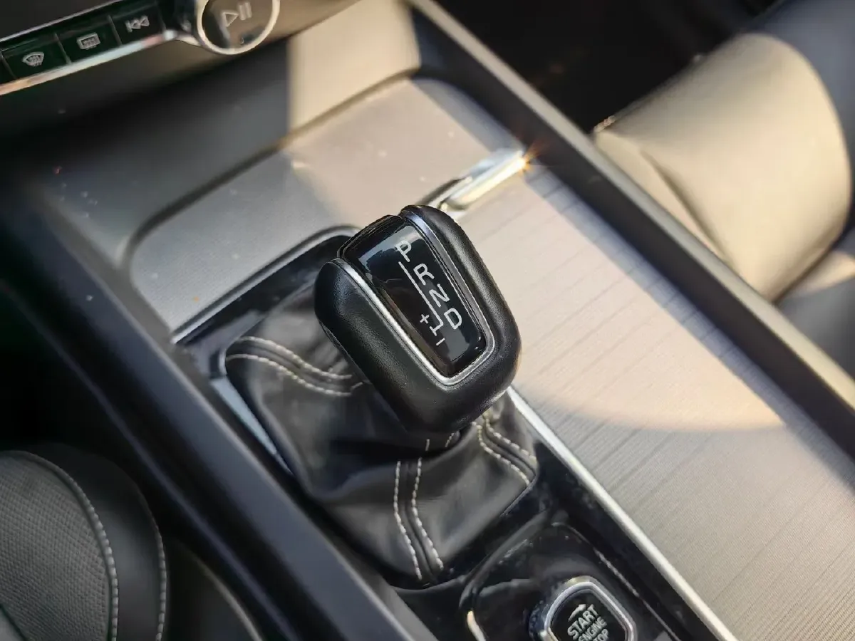 2020 Volvo XC60 2.0T 254HP L4 8AT,autocango,china used car exporter,china ev exporter,chinese used car exporter,chinese used ev exporter