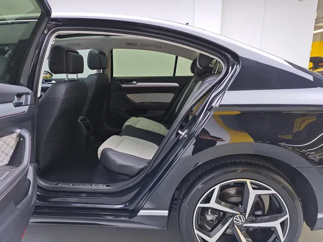 2023 Volkswagen Magotan 2.0T 186HP L4 7DCT,autocango,china used car exporter,china ev exporter,chinese used car exporter,chinese used ev exporter