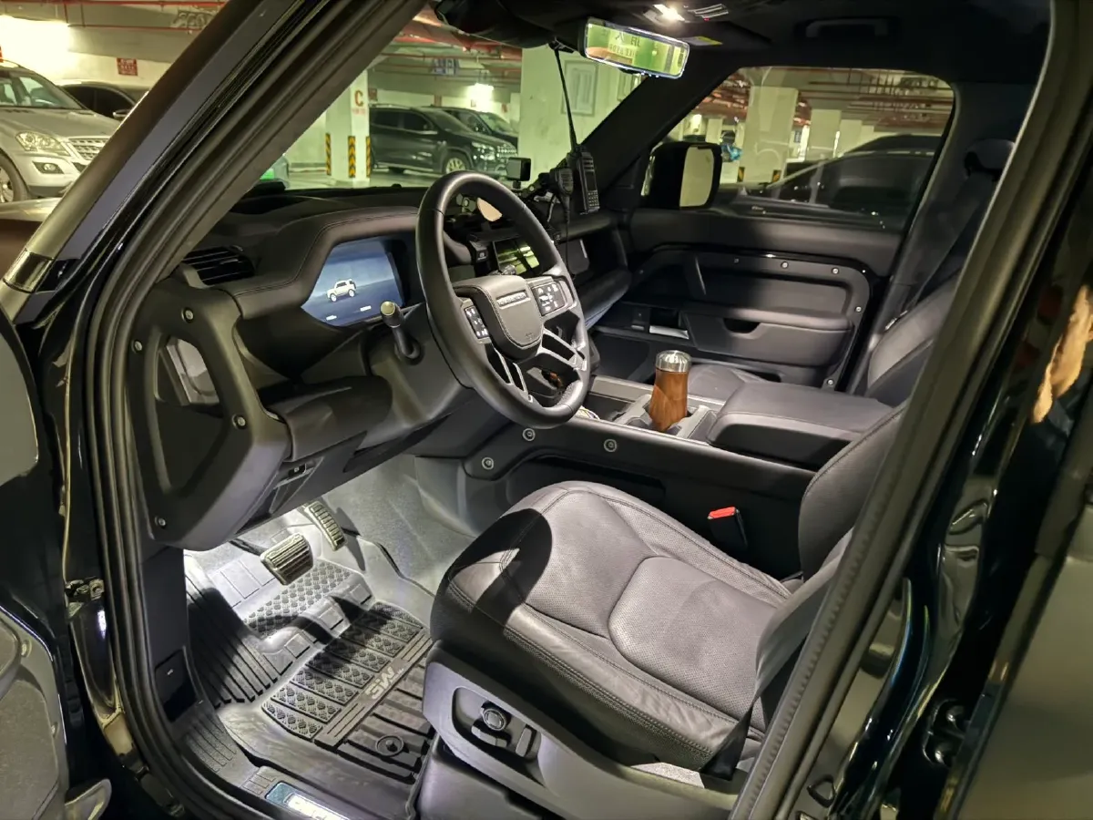 2025 Land Rover Defender 3.0T 400HP L6 8AT,autocango,china used car exporter,china ev exporter,chinese used car exporter,chinese used ev exporter