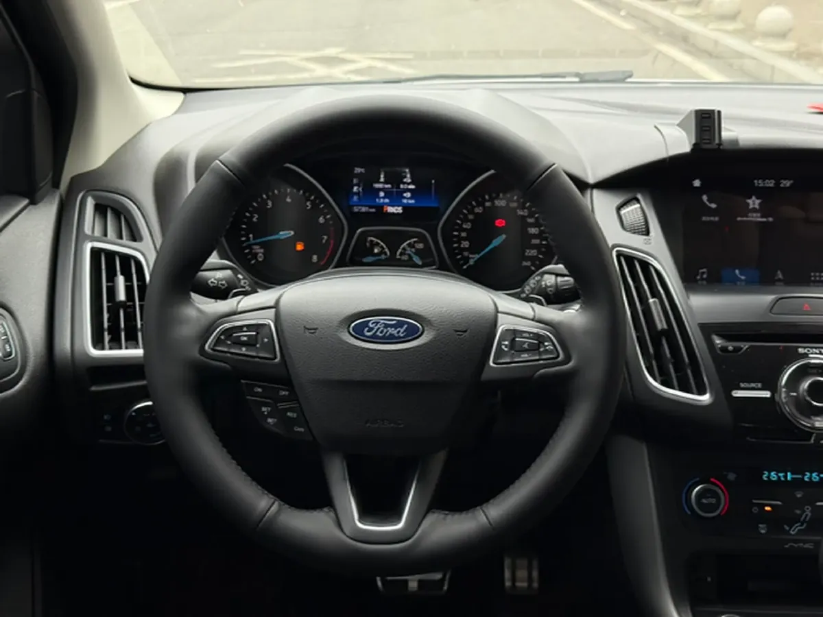 2017 Ford Focus 1.5T 181HP L4 6AT,autocango,china used car exporter,china ev exporter,chinese used car exporter,chinese used ev exporter