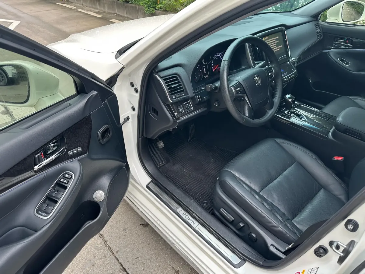2018 Toyota Crown 2.0T 235HP L4 8AT,autocango,china used car exporter,china ev exporter,chinese used car exporter,chinese used ev exporter