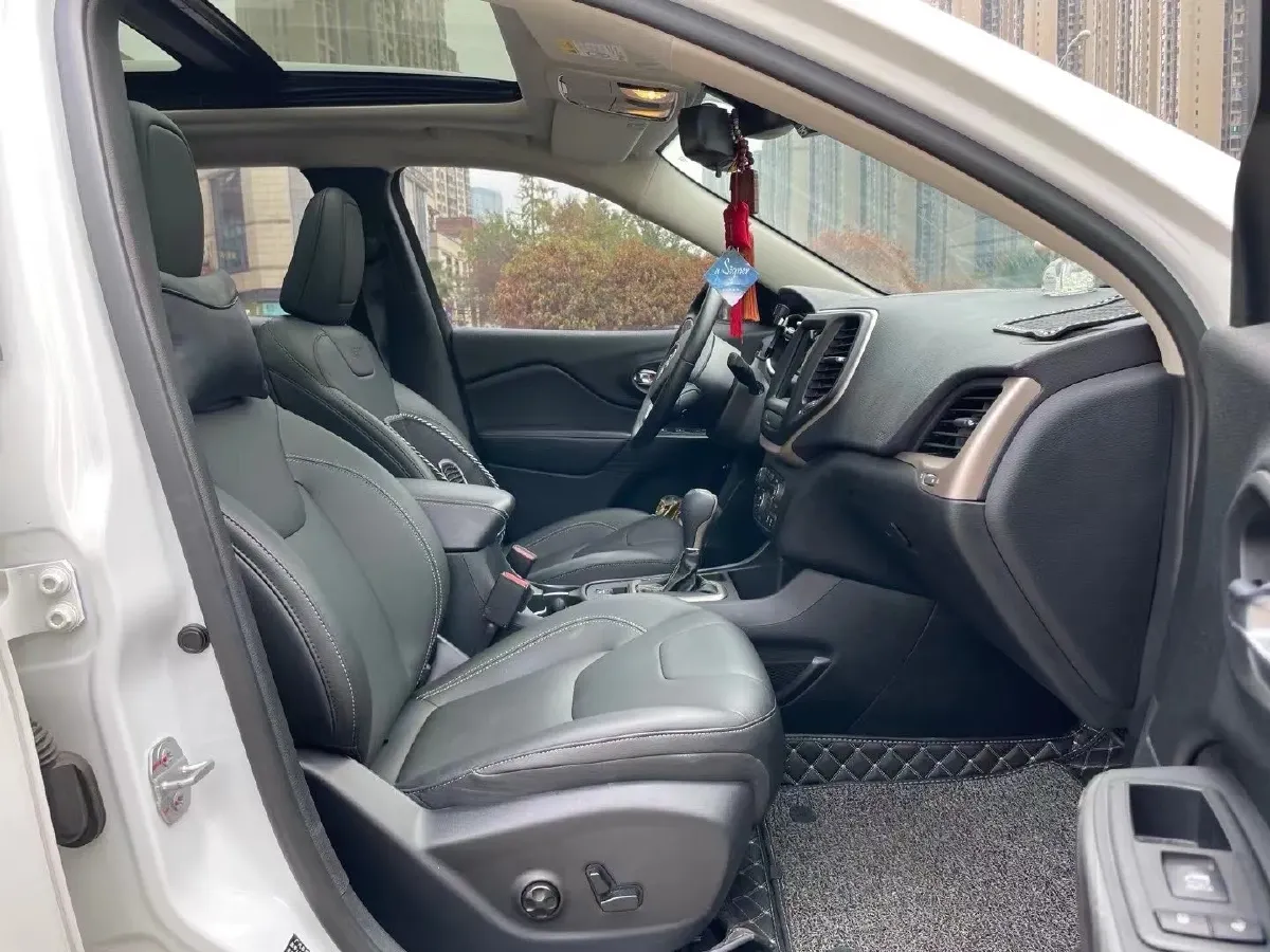 2017 Jeep Cherokee 2.4L 175HP L4 9AT,autocango,china used car exporter,china ev exporter,chinese used car exporter,chinese used ev exporter