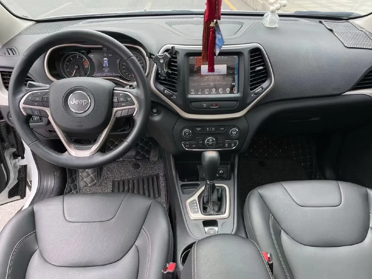 2017 Jeep Cherokee 2.4L 175HP L4 9AT,autocango,china used car exporter,china ev exporter,chinese used car exporter,chinese used ev exporter