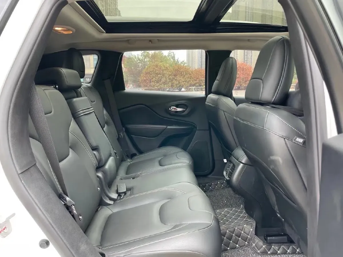 2017 Jeep Cherokee 2.4L 175HP L4 9AT,autocango,china used car exporter,china ev exporter,chinese used car exporter,chinese used ev exporter