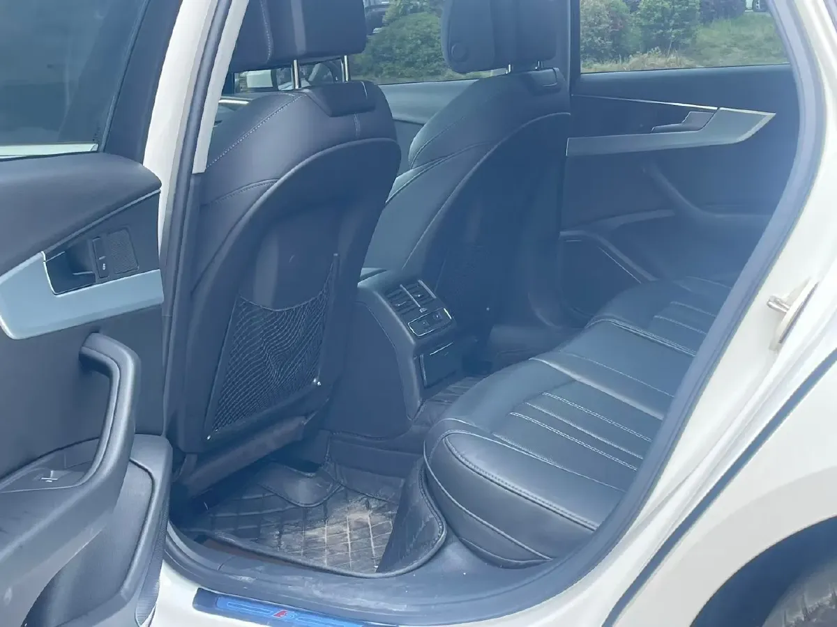 2022 Audi A4L 2.0T 190HP L4 7DCT,autocango,china used car exporter,china ev exporter,chinese used car exporter,chinese used ev exporter