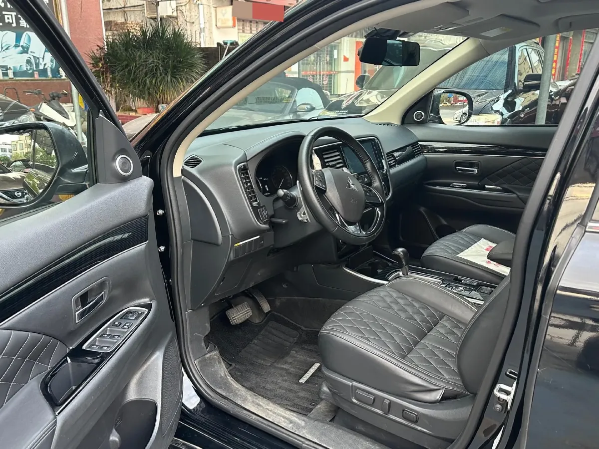 2021 Mitsubishi Outlander 2.4L 192HP L4 CVT,autocango,china used car exporter,china ev exporter,chinese used car exporter,chinese used ev exporter