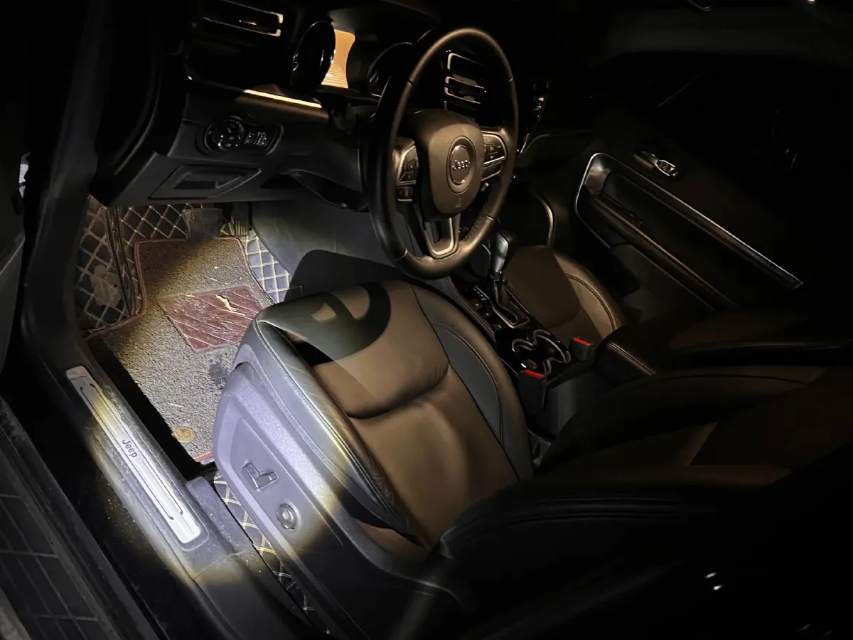 2018 Jeep Grand Commander 2.0T 265HP L4 9AT,autocango,china used car exporter,china ev exporter,chinese used car exporter,chinese used ev exporter