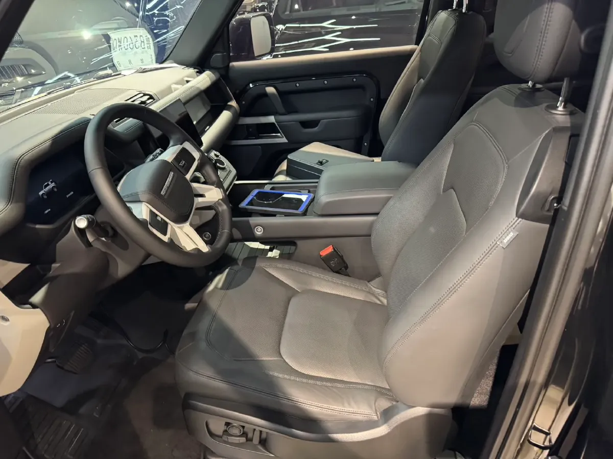 2023 Land Rover Defender 3.0T 400HP L6 8AT,autocango,china used car exporter,china ev exporter,chinese used car exporter,chinese used ev exporter