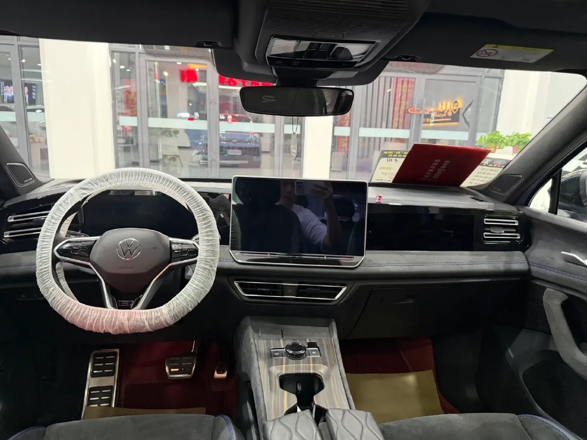 2024 Volkswagen Tiguan L 2.0T 220HP L4 7DCT,autocango,china used car exporter,china ev exporter,chinese used car exporter,chinese used ev exporter