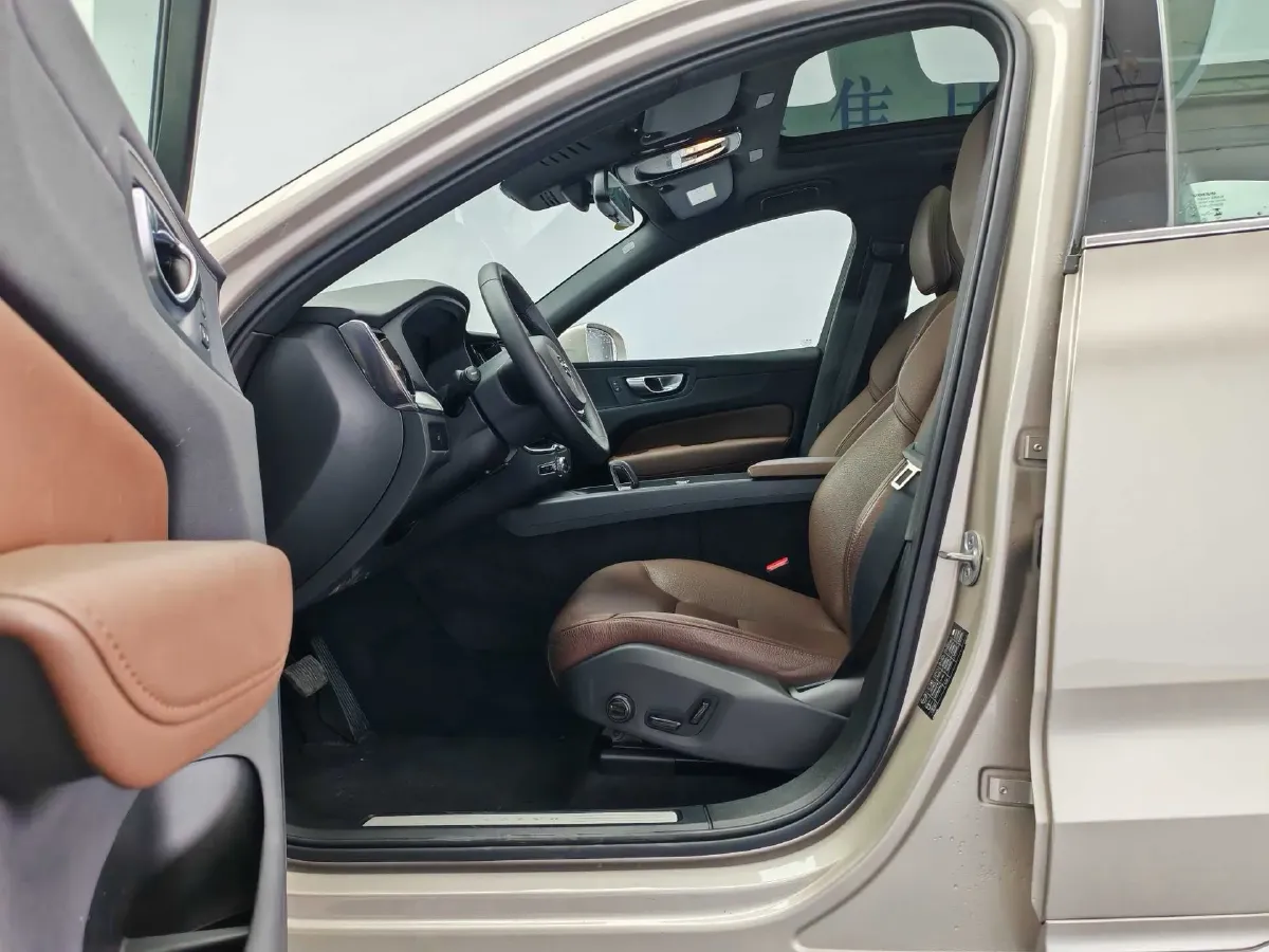 2025 Volvo XC60 2.0T 250HP L4 8AT,autocango,china used car exporter,china ev exporter,chinese used car exporter,chinese used ev exporter