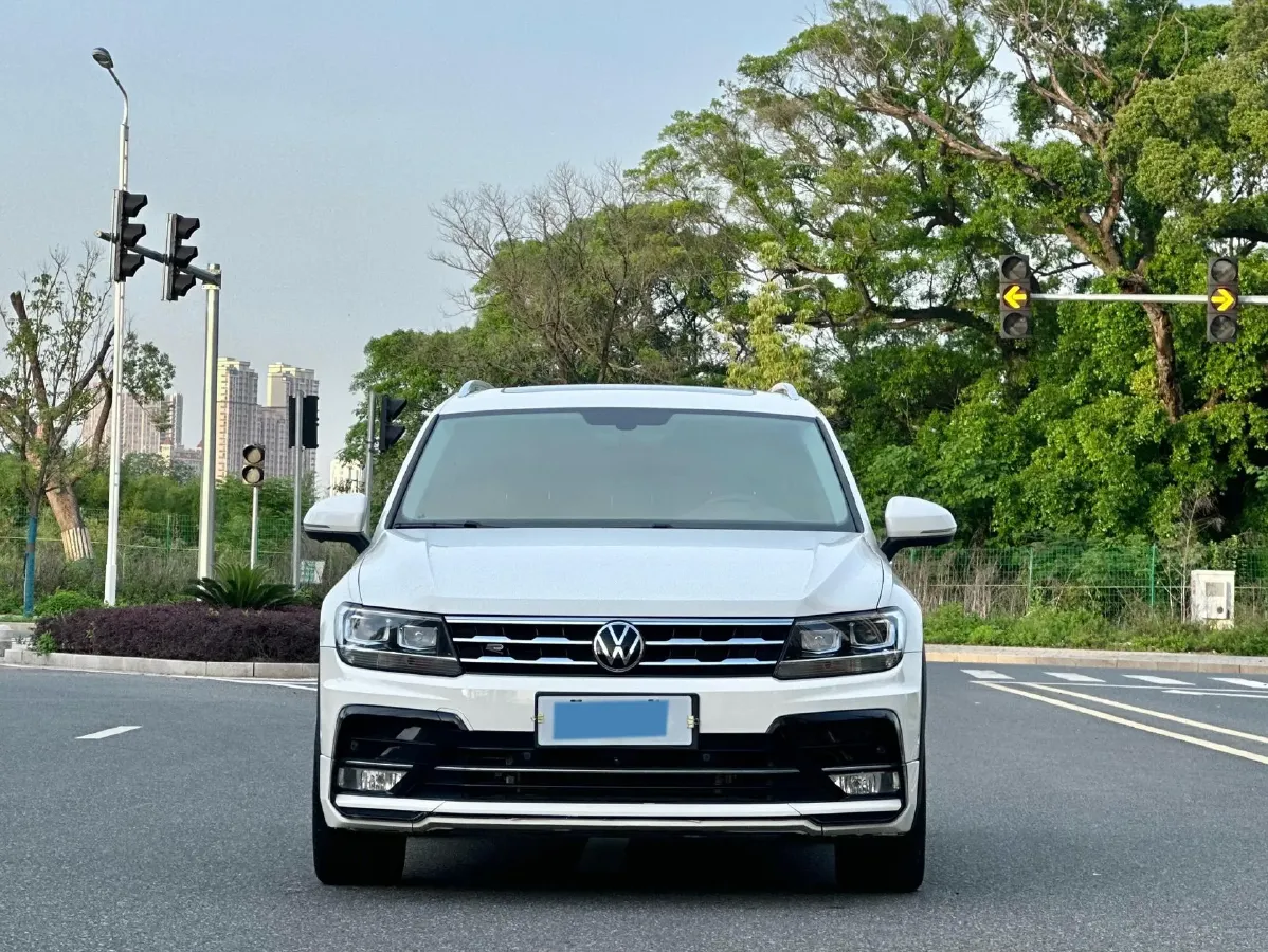 2021 Volkswagen Tiguan L 2.0T 186HP L4 7DCT,autocango,china used car exporter,china ev exporter,chinese used car exporter,chinese used ev exporter