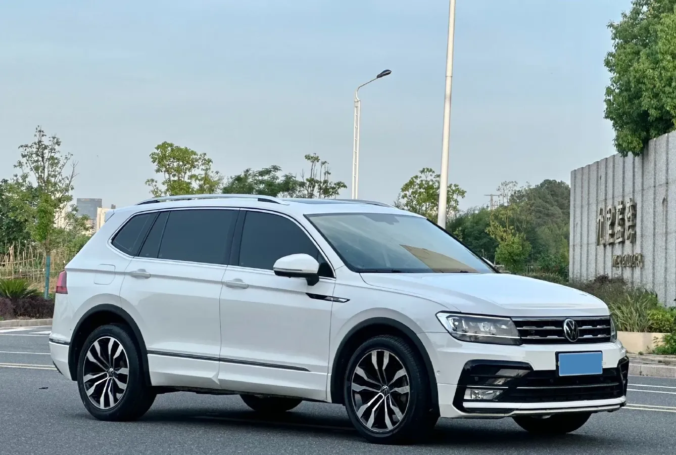 2021 Volkswagen Tiguan L 2.0T 186HP L4 7DCT,autocango,china used car exporter,china ev exporter,chinese used car exporter,chinese used ev exporter
