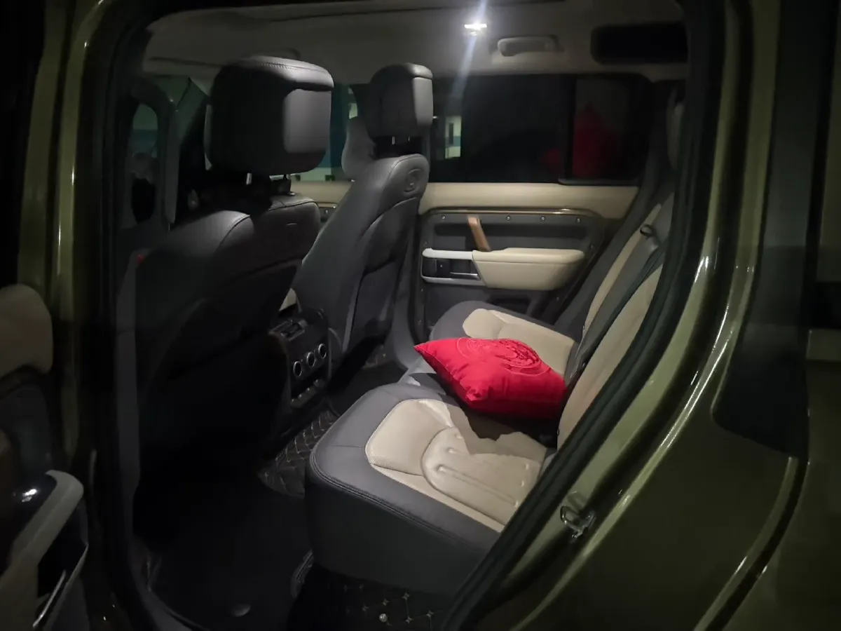 2022 Land Rover Defender 3.0T 400HP L6 8AT,autocango,china used car exporter,china ev exporter,chinese used car exporter,chinese used ev exporter