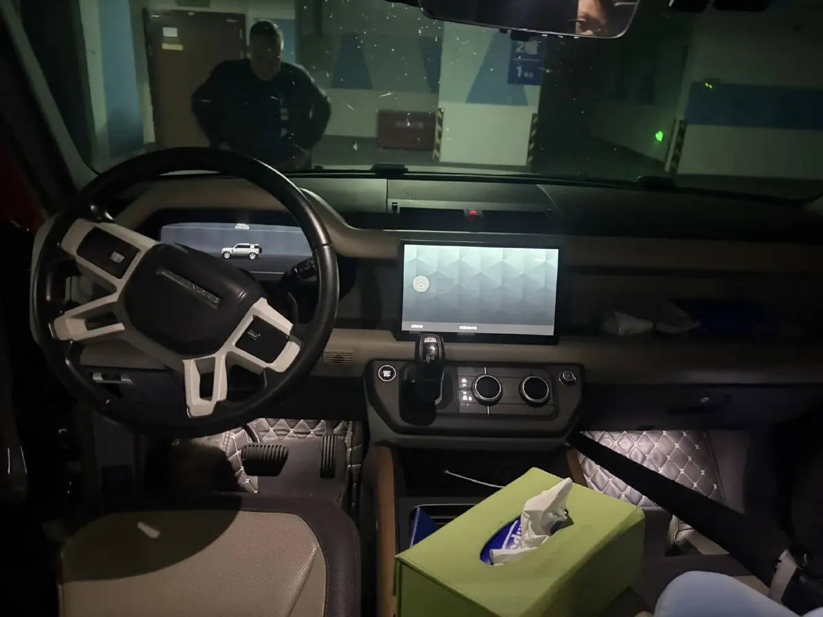 2022 Land Rover Defender 3.0T 400HP L6 8AT,autocango,china used car exporter,china ev exporter,chinese used car exporter,chinese used ev exporter