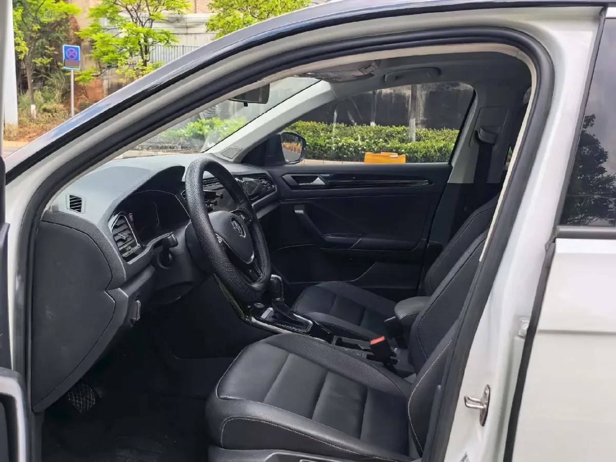 2020 Volkswagen T-Roc 1.4T 150HP L4 7DCT,autocango,china used car exporter,china ev exporter,chinese used car exporter,chinese used ev exporter