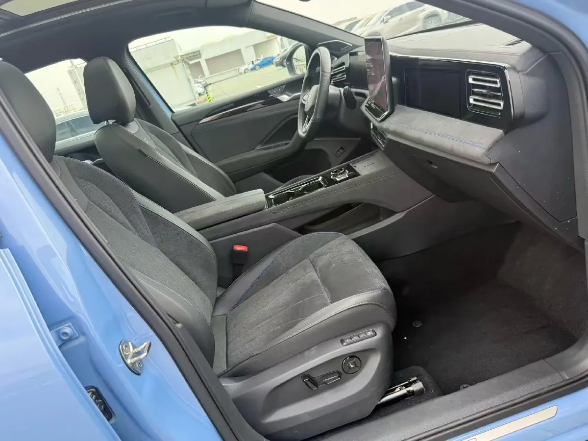 2024 Volkswagen Tiguan L 2.0T 186HP L4 7DCT,autocango,china used car exporter,china ev exporter,chinese used car exporter,chinese used ev exporter