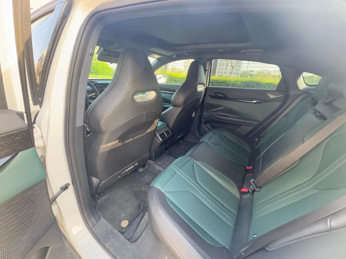 2024 ChangAn UNI-V iDD 1.5L 110HP L4 E-CVT PHEV 18.99KWH,autocango,china used car exporter,china ev exporter,chinese used car exporter,chinese used ev exporter