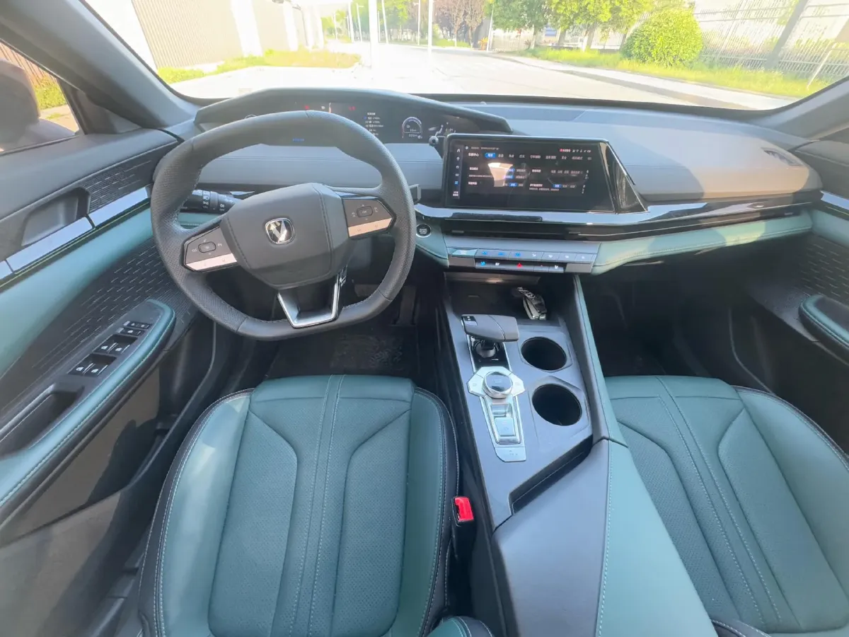 2024 ChangAn UNI-V iDD 1.5L 110HP L4 E-CVT PHEV 18.99KWH,autocango,china used car exporter,china ev exporter,chinese used car exporter,chinese used ev exporter