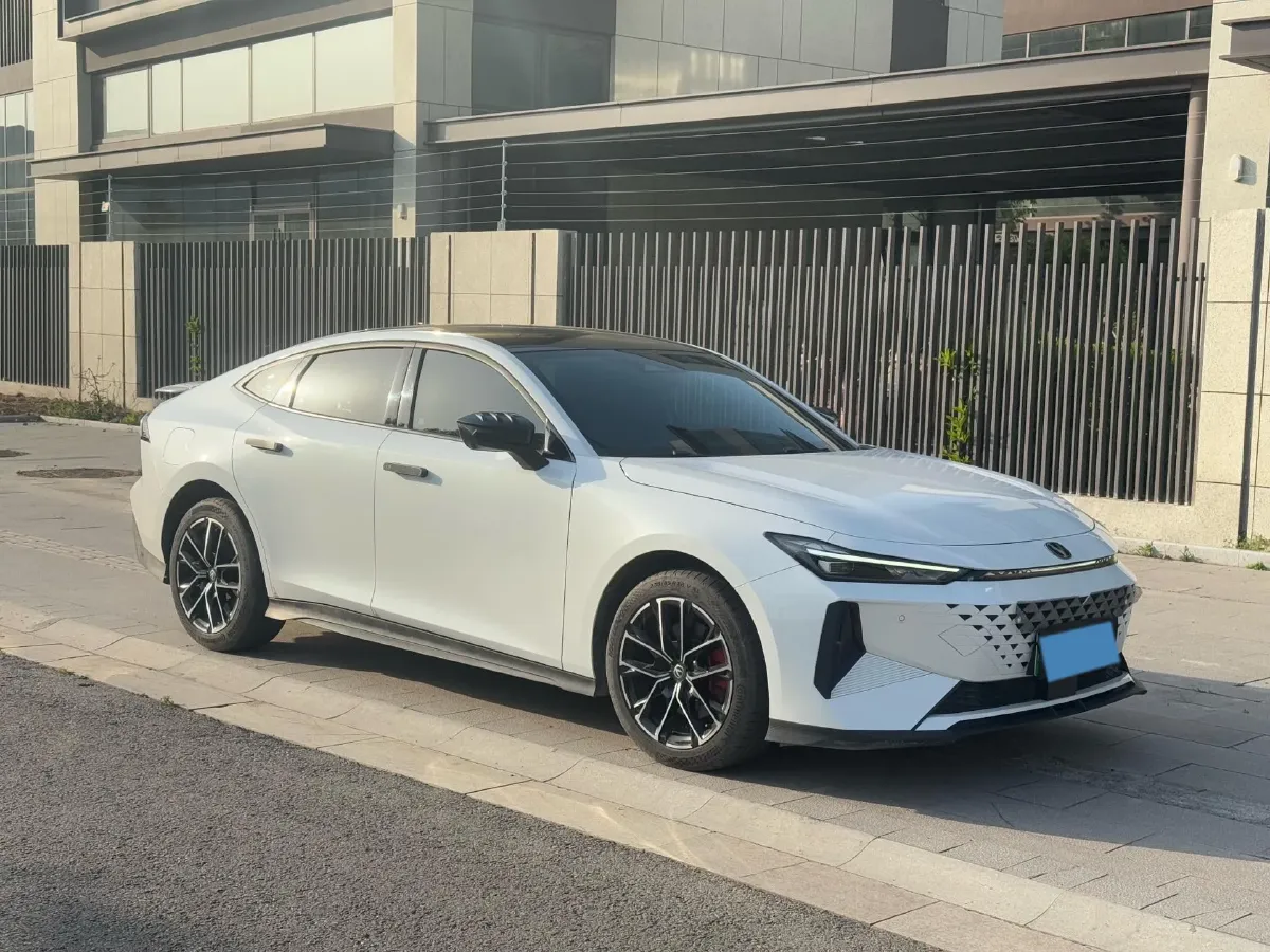 2024 ChangAn UNI-V iDD 1.5L 110HP L4 E-CVT PHEV 18.99KWH,autocango,china used car exporter,china ev exporter,chinese used car exporter,chinese used ev exporter