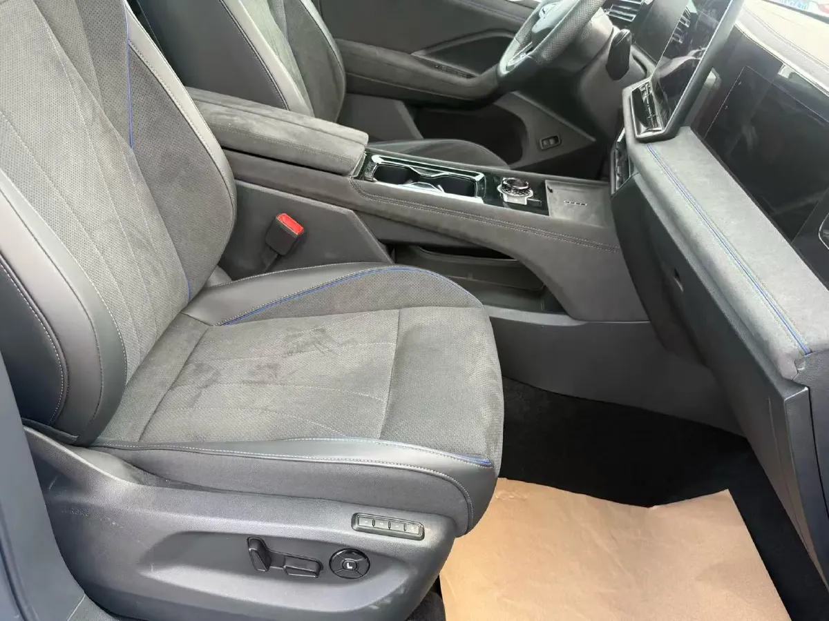 2024 Volkswagen Tiguan L 2.0T 186HP L4 7DCT,autocango,china used car exporter,china ev exporter,chinese used car exporter,chinese used ev exporter