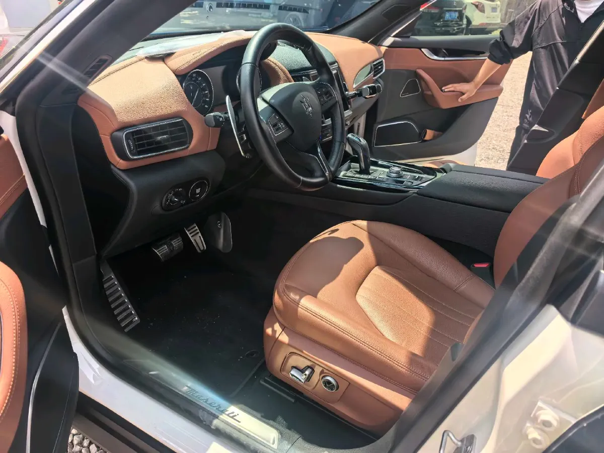 2022 Maserati Levante 2.0T 330HP L4 8AT,autocango,china used car exporter,china ev exporter,chinese used car exporter,chinese used ev exporter