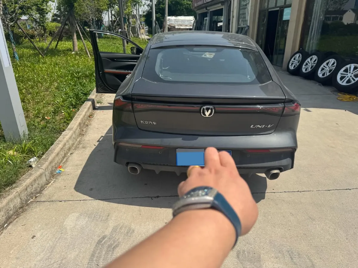 2023 ChangAn UNI-V 1.5T 188HP L4 7DCT,autocango,china used car exporter,china ev exporter,chinese used car exporter,chinese used ev exporter