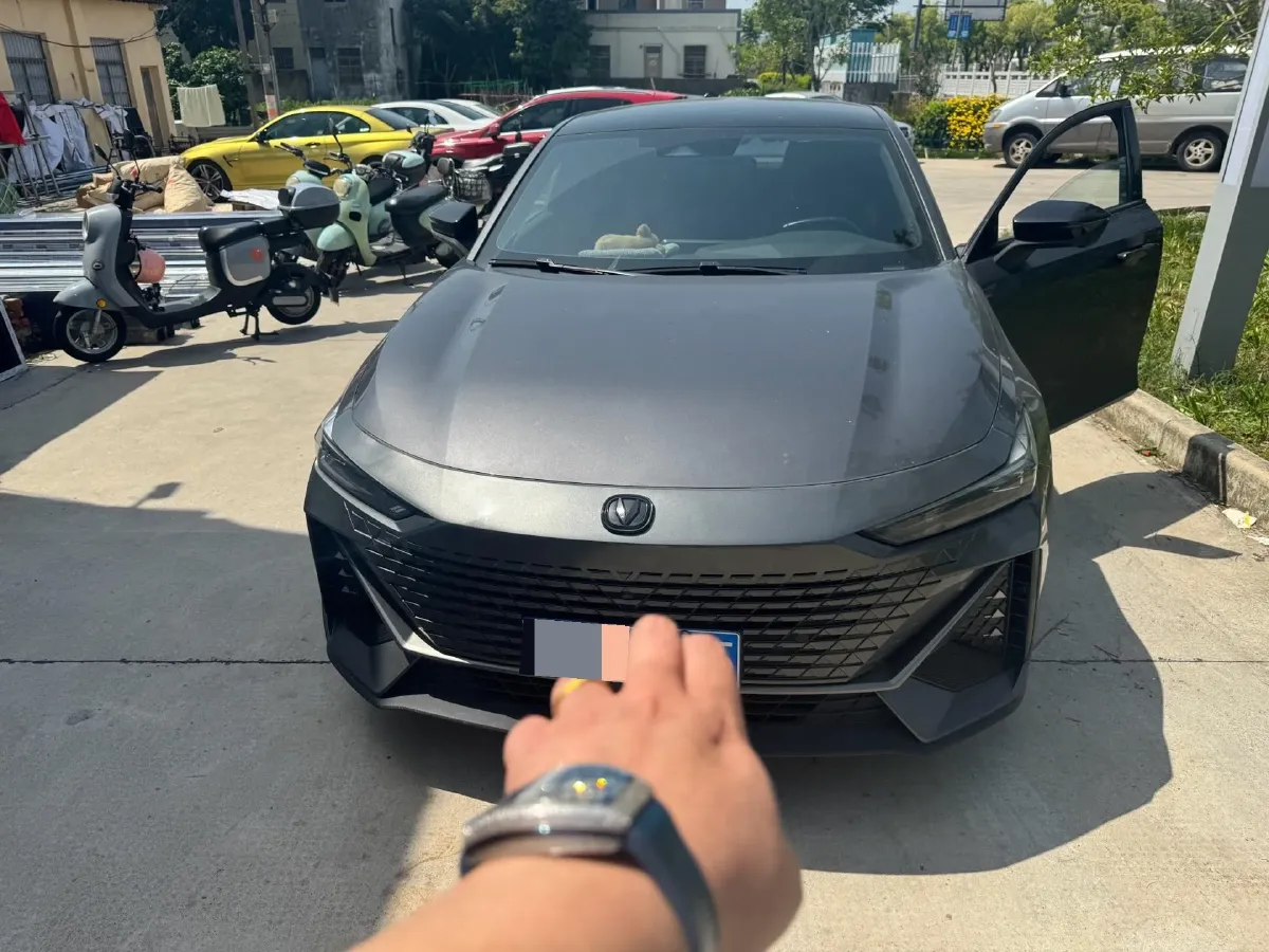 2023 ChangAn UNI-V 1.5T 188HP L4 7DCT,autocango,china used car exporter,china ev exporter,chinese used car exporter,chinese used ev exporter