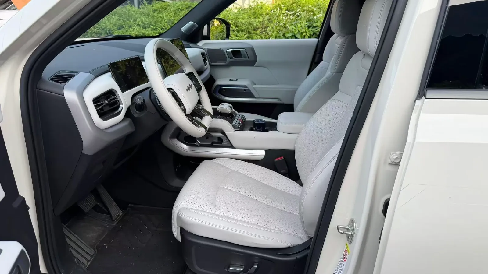 2025 FangChengBao Tai 3 BEV,autocango,china used car exporter,china ev exporter,chinese used car exporter,chinese used ev exporter