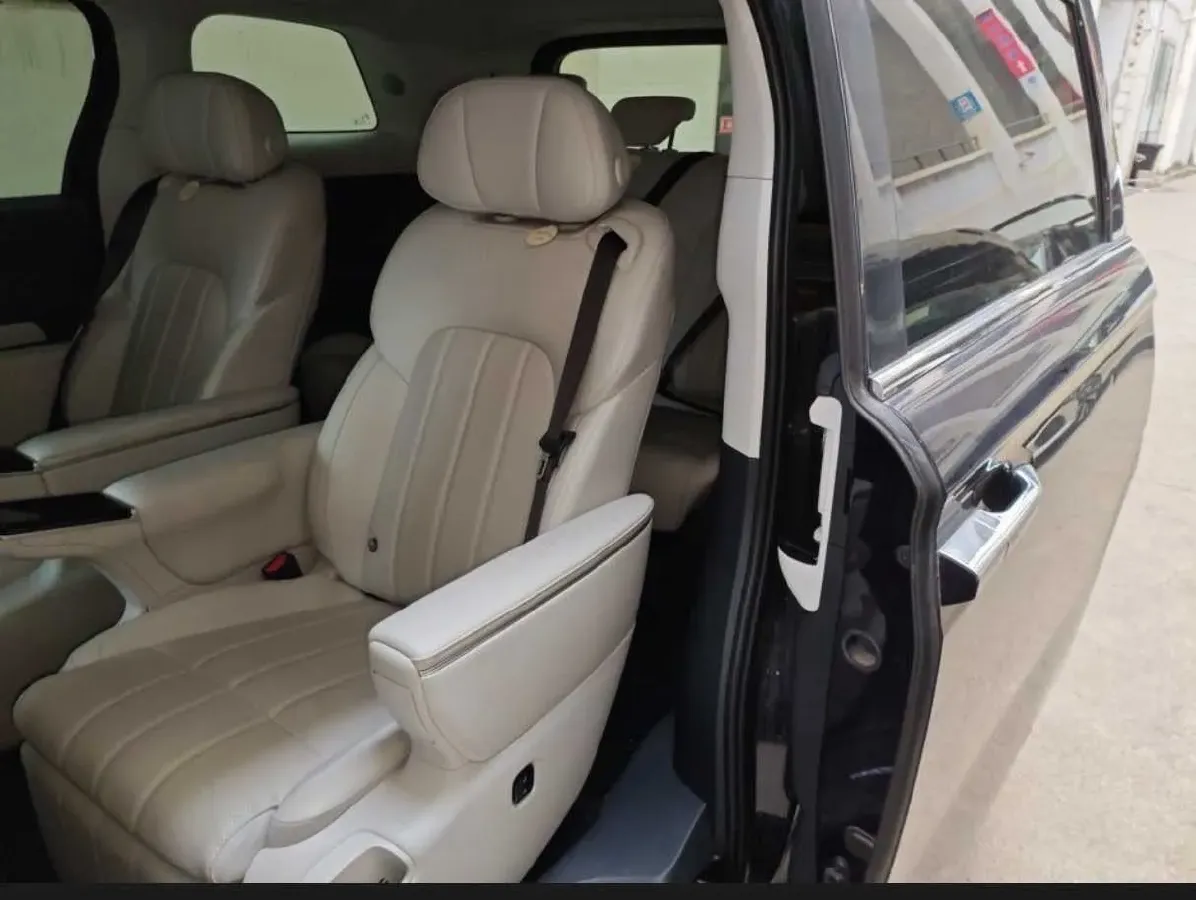 2025 Voyah Dream 1.5T 150HP L4 PHEV 41.7KWH,autocango,china used car exporter,china ev exporter,chinese used car exporter,chinese used ev exporter