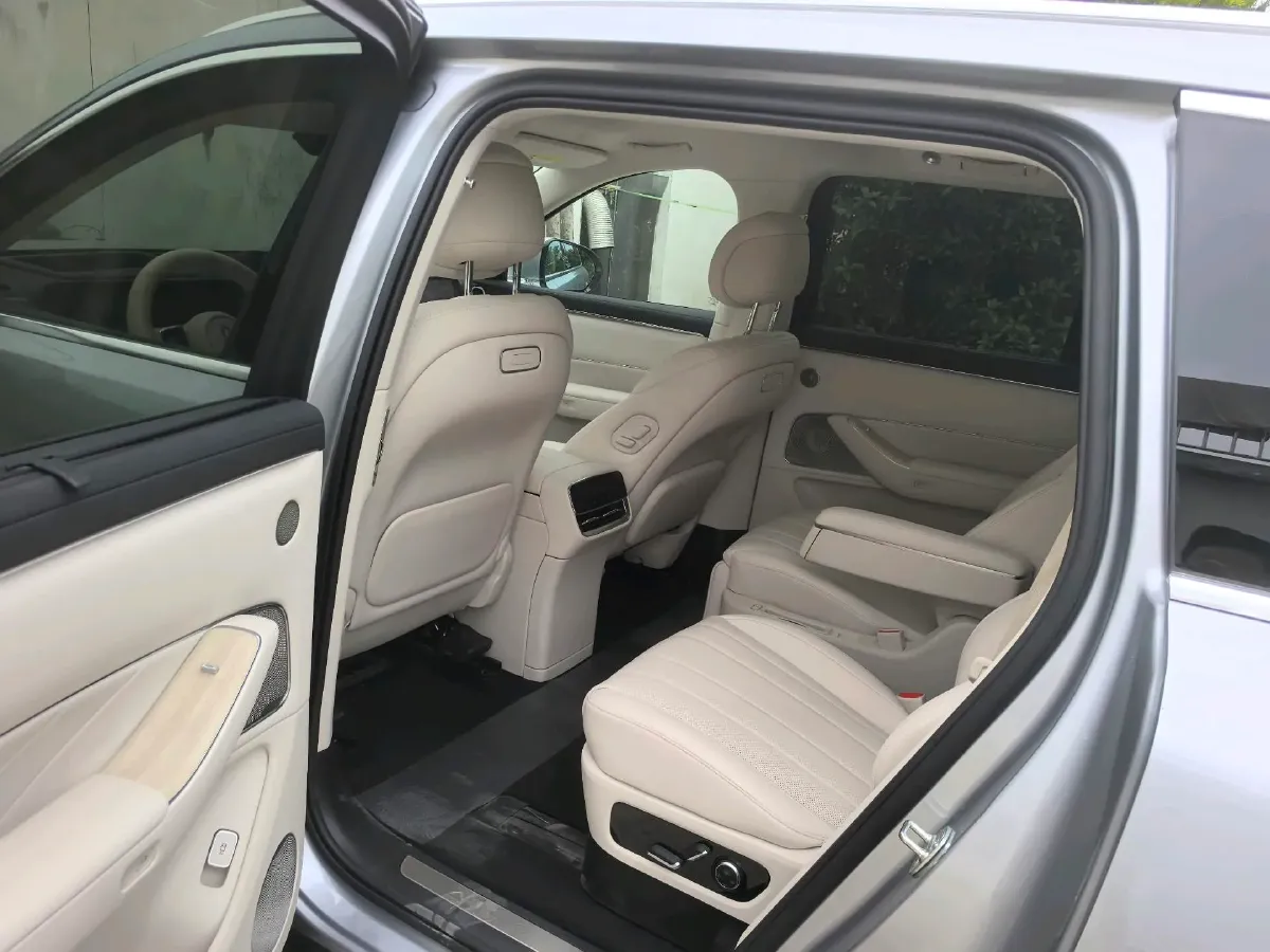 2025 AITO AITO M8 REEV 160HP REEV 53.4KWH,autocango,china used car exporter,china ev exporter,chinese used car exporter,chinese used ev exporter