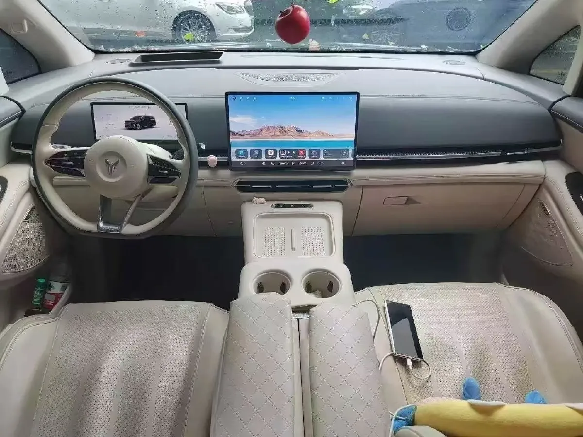 2025 Voyah Dream 1.5T 150HP L4 PHEV 41.7KWH,autocango,china used car exporter,china ev exporter,chinese used car exporter,chinese used ev exporter