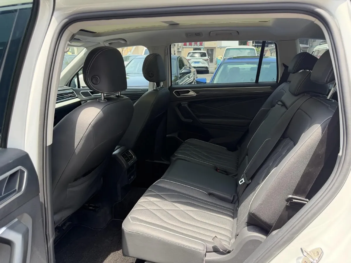 2024 Volkswagen Tiguan L 2.0T 220HP L4 7DCT,autocango,china used car exporter,china ev exporter,chinese used car exporter,chinese used ev exporter