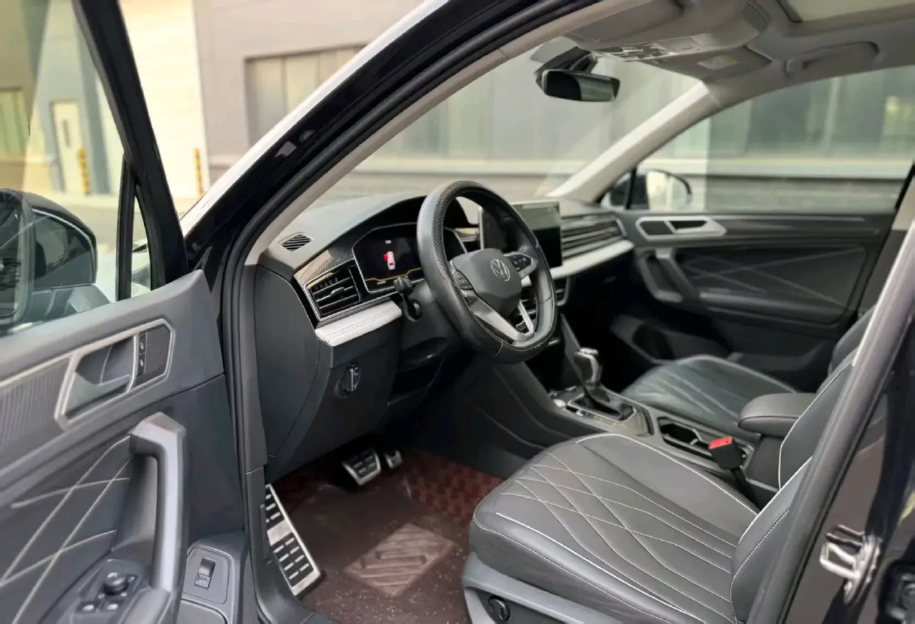 2024 Volkswagen Tiguan L 2.0T 186HP L4 7DCT,autocango,china used car exporter,china ev exporter,chinese used car exporter,chinese used ev exporter