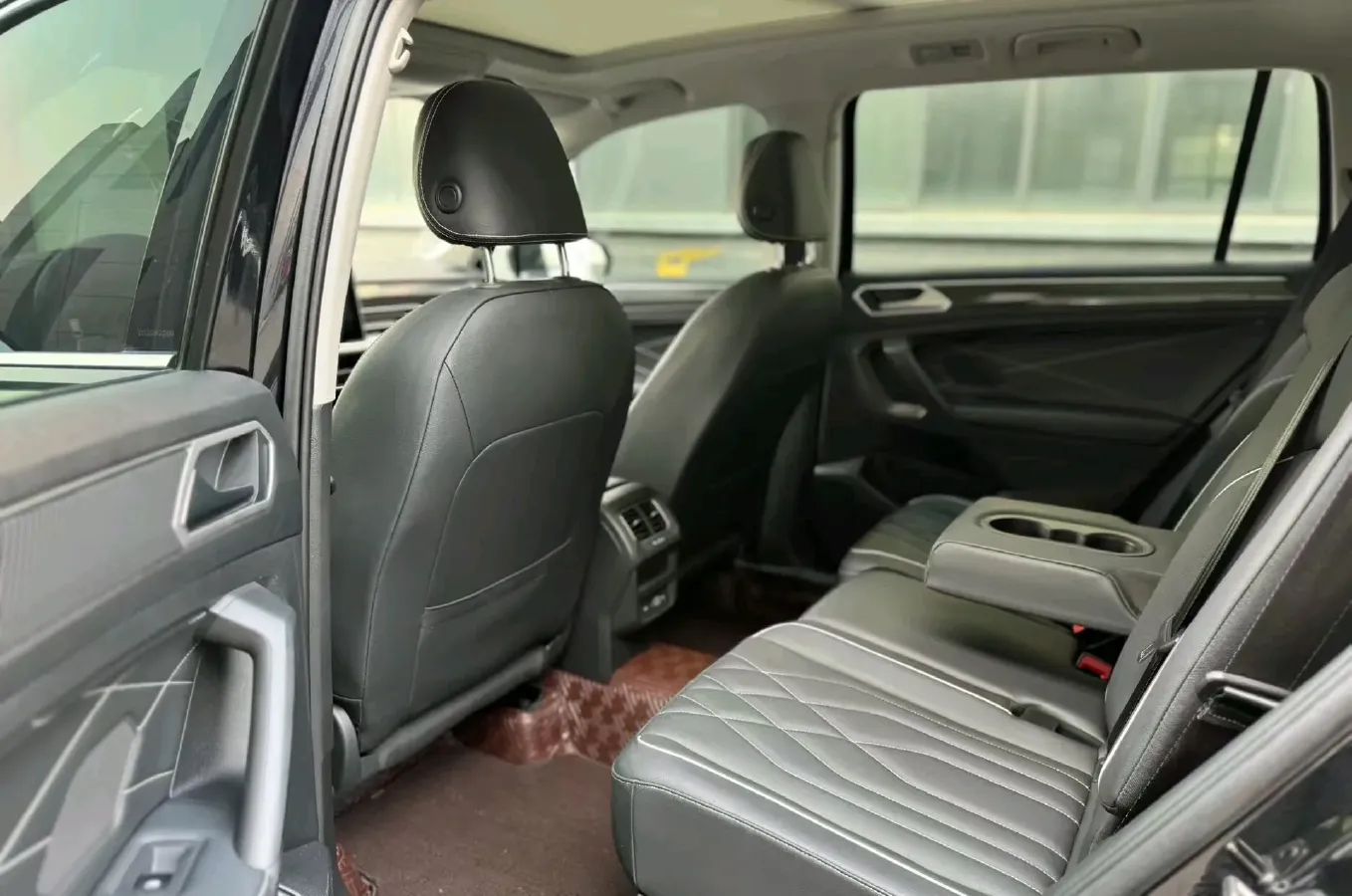 2024 Volkswagen Tiguan L 2.0T 186HP L4 7DCT,autocango,china used car exporter,china ev exporter,chinese used car exporter,chinese used ev exporter