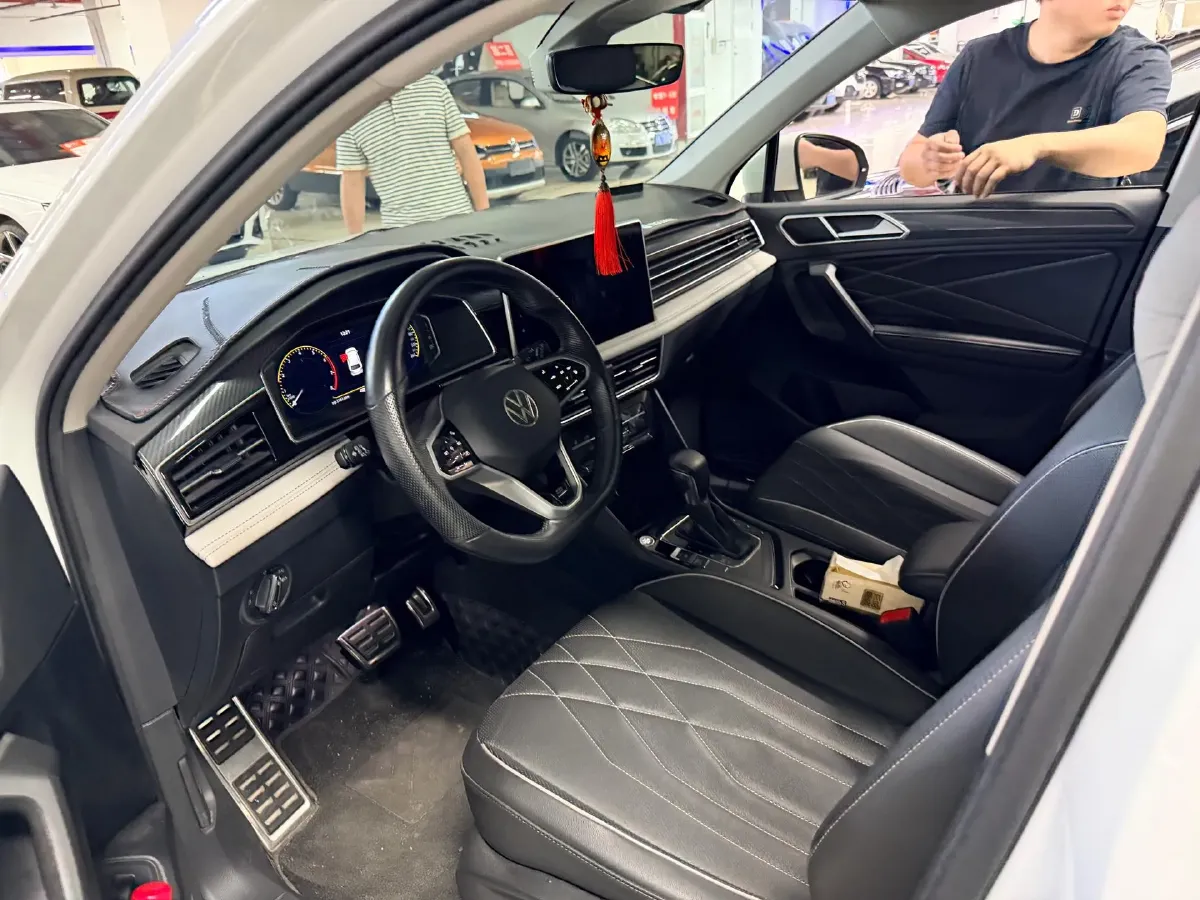 2023 Volkswagen Tiguan L 2.0T 186HP L4 7DCT,autocango,china used car exporter,china ev exporter,chinese used car exporter,chinese used ev exporter