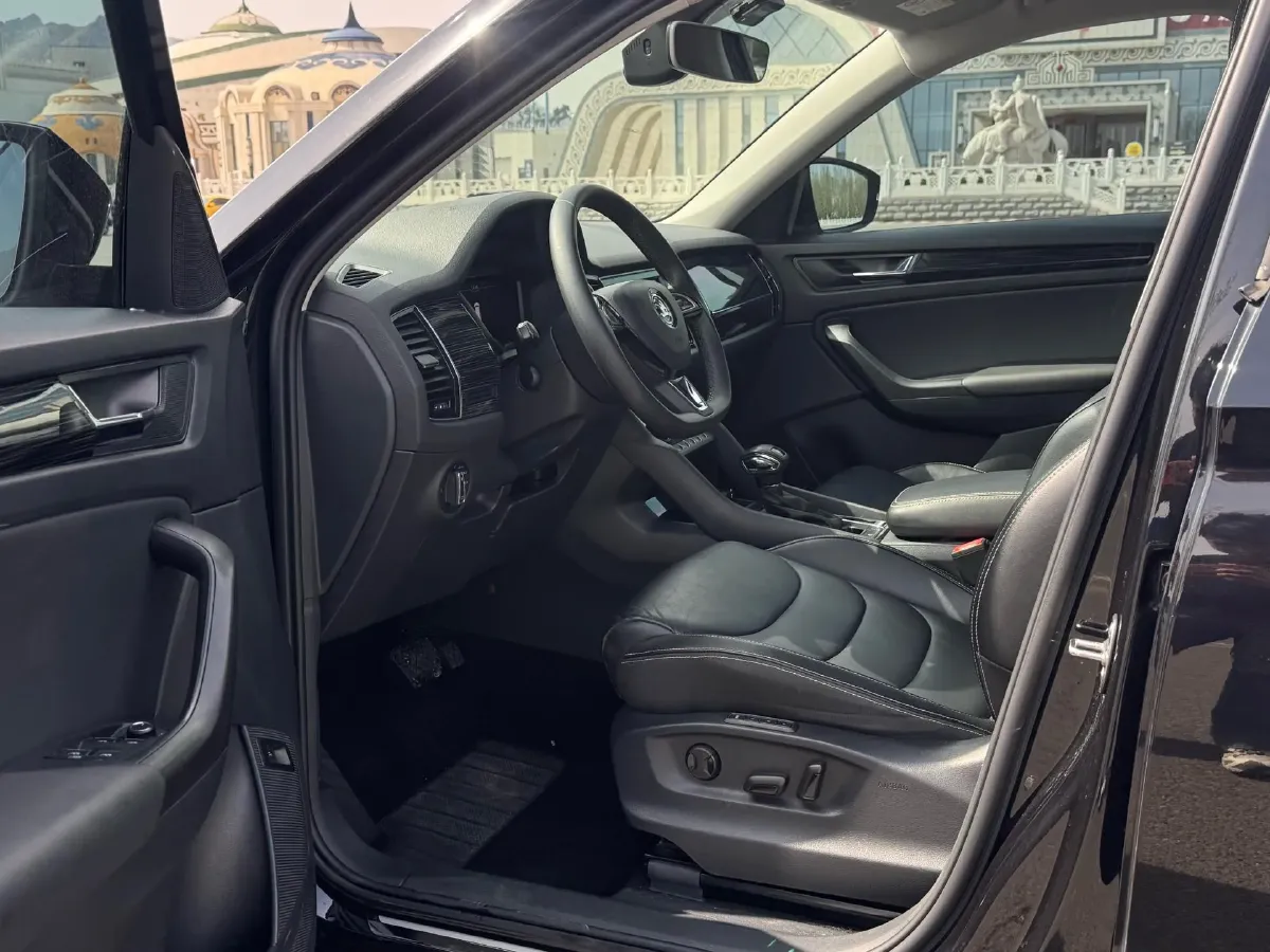 2019 Skoda Superb 2.0T 220HP L4 7DCT,autocango,china used car exporter,china ev exporter,chinese used car exporter,chinese used ev exporter