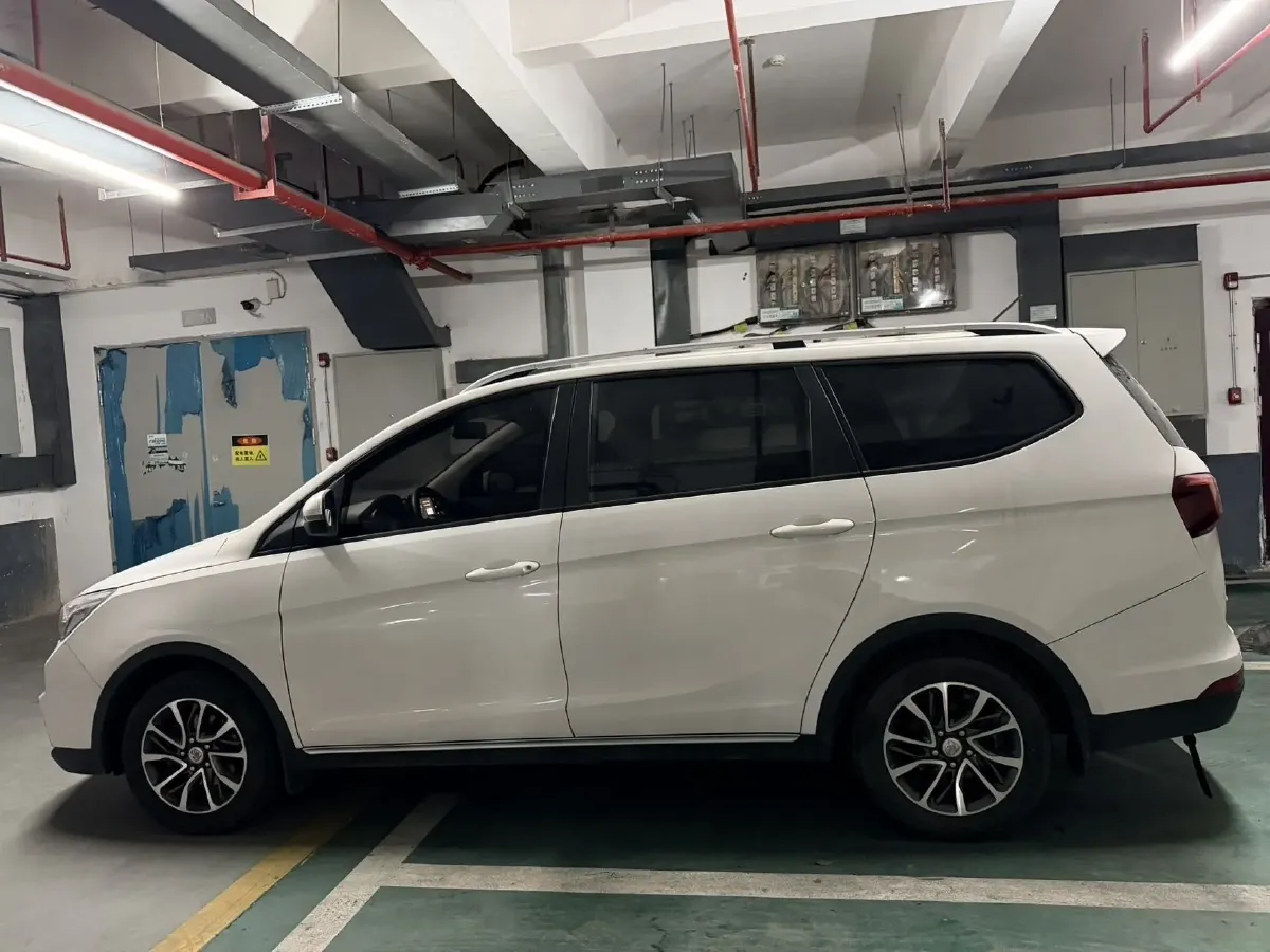 2019 BaoJun 730 1.5L 105HP L4 6MT,autocango,china used car exporter,china ev exporter,chinese used car exporter,chinese used ev exporter