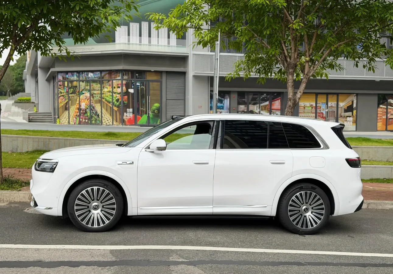 2025 AITO AITO M8 REEV 160HP REEV 53.4KWH,autocango,china used car exporter,china ev exporter,chinese used car exporter,chinese used ev exporter