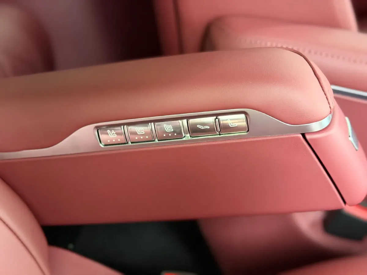 2025 AITO AITO M8 REEV 160HP REEV 53.4KWH,autocango,china used car exporter,china ev exporter,chinese used car exporter,chinese used ev exporter