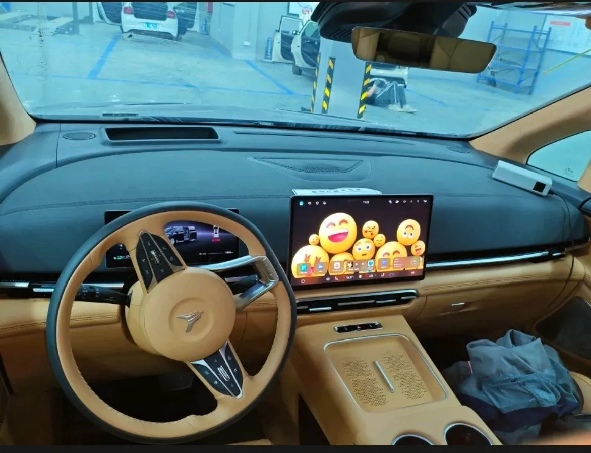 2025 Voyah Dream BEV 108.7KWH,autocango,china used car exporter,china ev exporter,chinese used car exporter,chinese used ev exporter