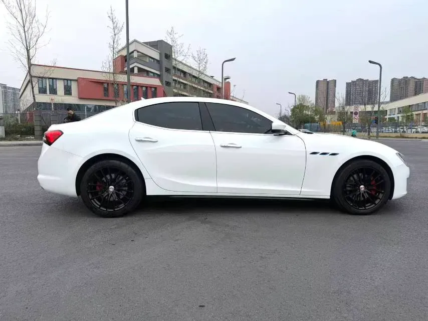 2021 Maserati Ghibli 2.0T 330HP L4 8AT,autocango,china used car exporter,china ev exporter,chinese used car exporter,chinese used ev exporter