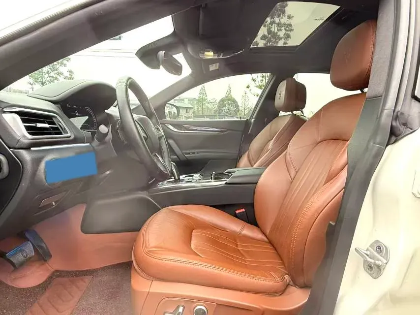 2021 Maserati Ghibli 2.0T 330HP L4 8AT,autocango,china used car exporter,china ev exporter,chinese used car exporter,chinese used ev exporter