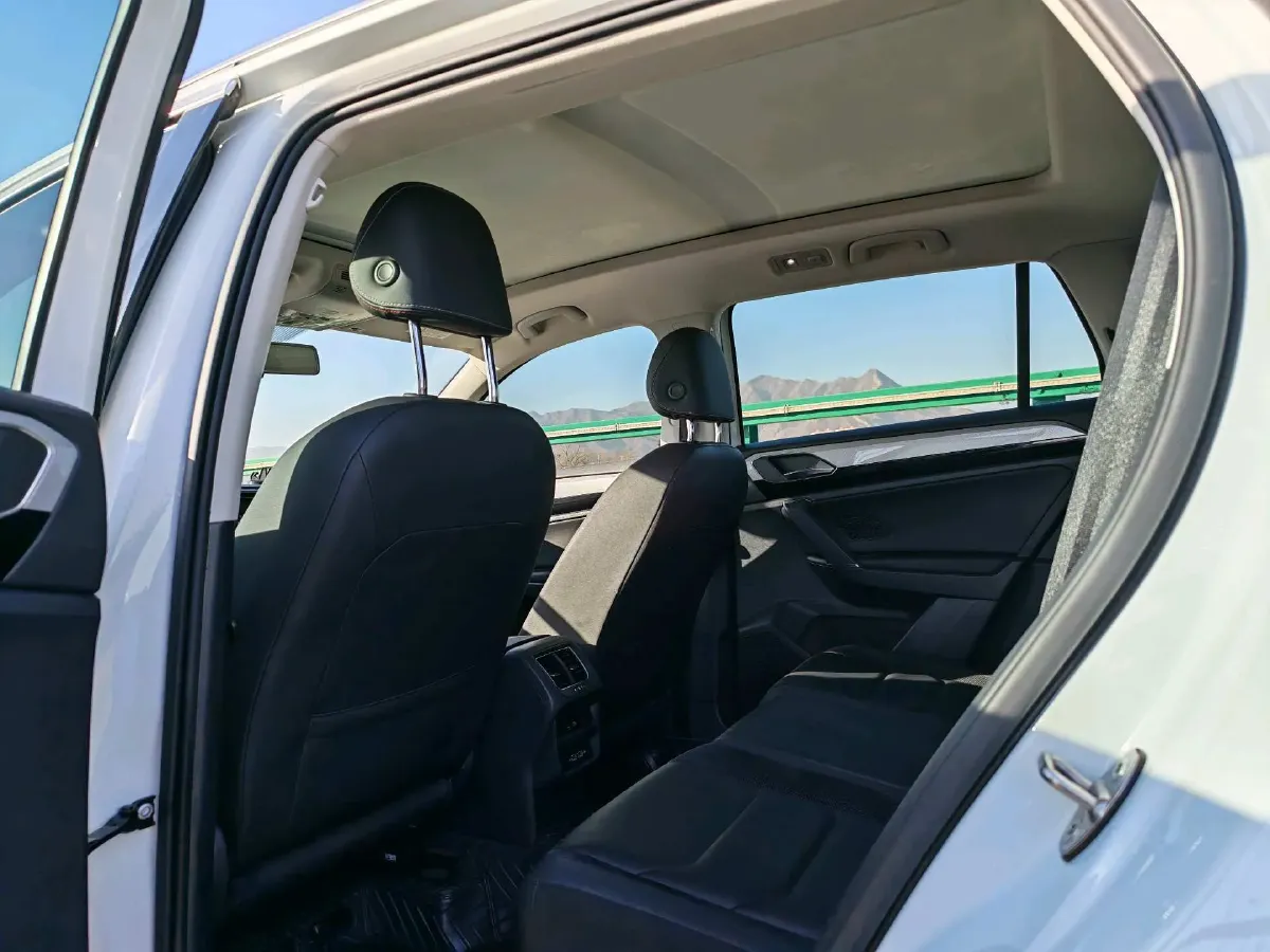 2019 Jeep Cherokee 2.0T 234HP L4 9AT,autocango,china used car exporter,china ev exporter,chinese used car exporter,chinese used ev exporter