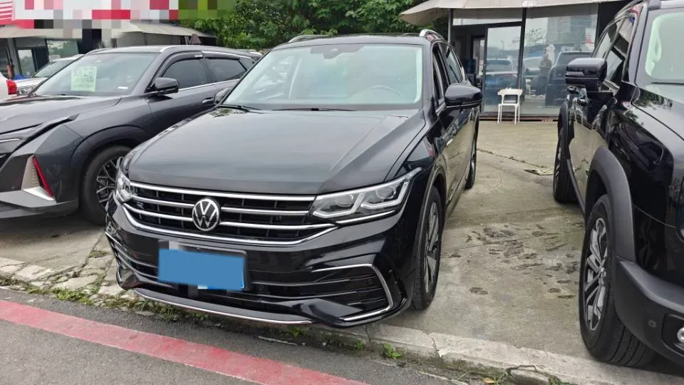 2023 Volkswagen Tiguan L 2.0T 220HP L4 7DCT,autocango,china used car exporter,china ev exporter,chinese used car exporter,chinese used ev exporter
