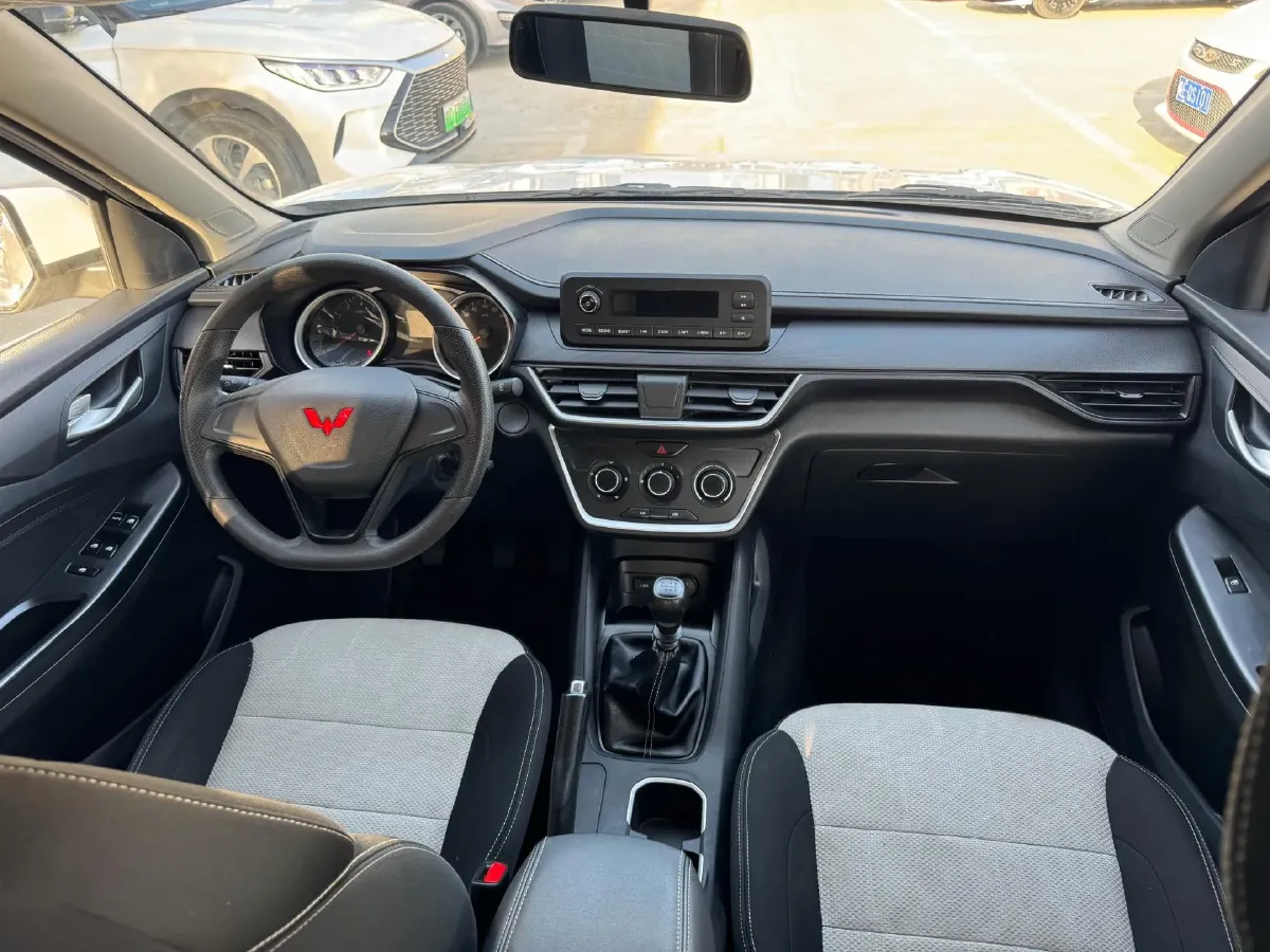2019 BaoJun 730 1.5L 105HP L4 6MT,autocango,china used car exporter,china ev exporter,chinese used car exporter,chinese used ev exporter