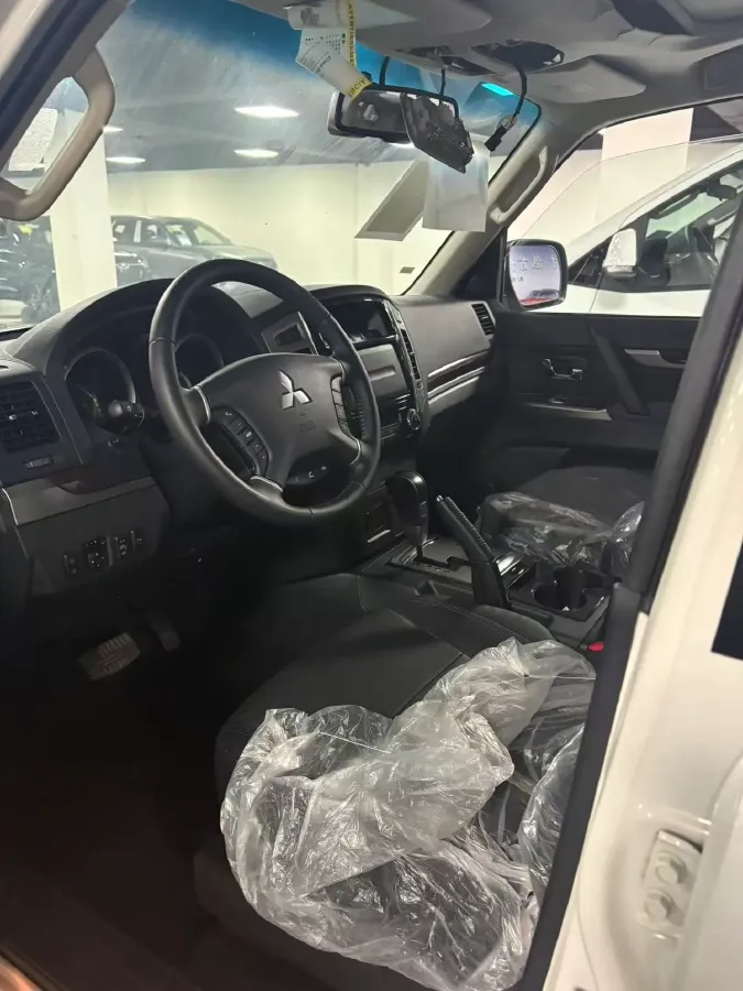 2020 Mitsubishi Pajero 3.0L 174HP V6 5AT,autocango,china used car exporter,china ev exporter,chinese used car exporter,chinese used ev exporter