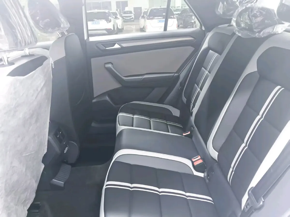 2025 Volkswagen T-Roc 1.5T 160HP L4 7DCT,autocango,china used car exporter,china ev exporter,chinese used car exporter,chinese used ev exporter