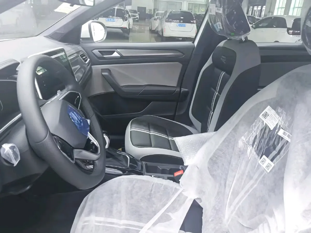 2025 Volkswagen T-Roc 1.5T 160HP L4 7DCT,autocango,china used car exporter,china ev exporter,chinese used car exporter,chinese used ev exporter